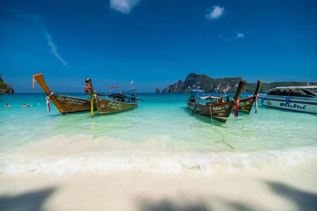 long-tail-boats-parking-white-beach-phi-phi-island-thailand (1)